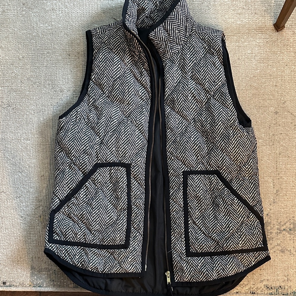 J. Crew Black and Cream Herringbone Patterned Quilted Puffer Vest Size xs